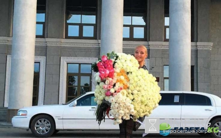 «Плевать на других пассажиров»: Волочкова заняла все багажные полки под свои цветы