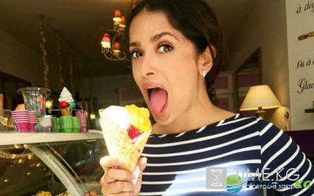 Роскошное тело 49-летней Сальмы Хайек в бикини привело в восторг поклонников: звезда утверждает, что вообще не ограничивает себя в еде