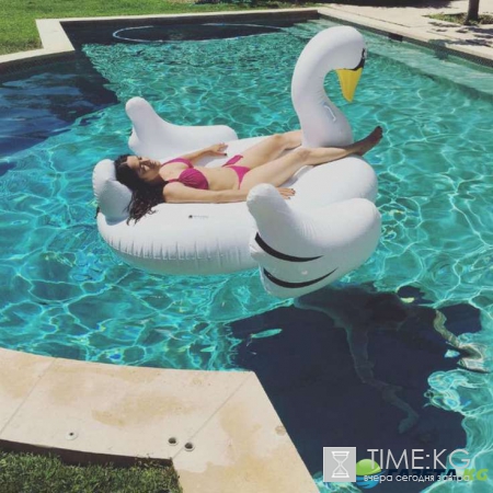 Роскошное тело 49-летней Сальмы Хайек в бикини привело в восторг поклонников: звезда утверждает, что вообще не ограничивает себя в еде