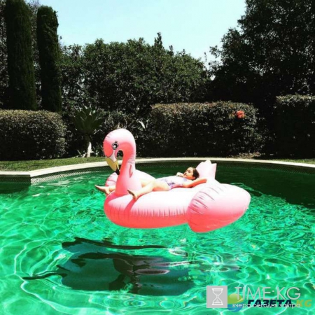 Роскошное тело 49-летней Сальмы Хайек в бикини привело в восторг поклонников: звезда утверждает, что вообще не ограничивает себя в еде