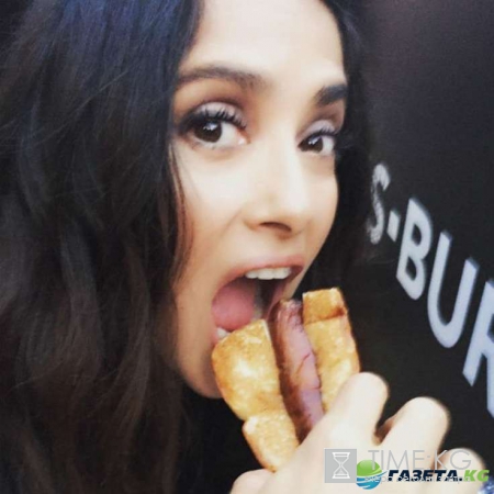 Роскошное тело 49-летней Сальмы Хайек в бикини привело в восторг поклонников: звезда утверждает, что вообще не ограничивает себя в еде