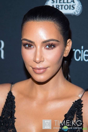 Снова голенькая: нескромная Ким Кардашьян сверкнула прелестями на официальном мероприятии