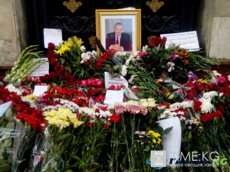 Свежие новости Узбекистана: москвичи устроили церемонию прощания с Каримовым у узбекского посольства Свежие новости Узбекистана: москвичи устроили церемонию прощания с Каримовым у узбекского посольства