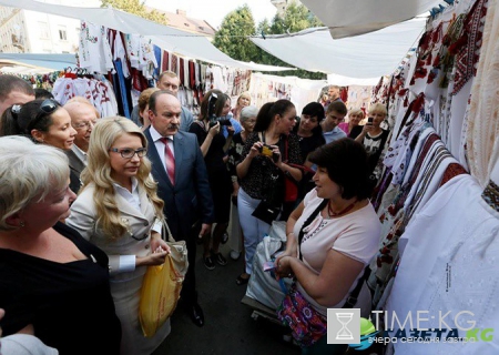 Тимошенко присмотрела внучке вышиванку (фото)