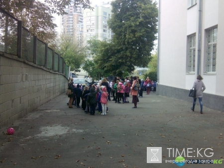 В Киеве 600 школьников эвакуировали из-за пожара (фото)