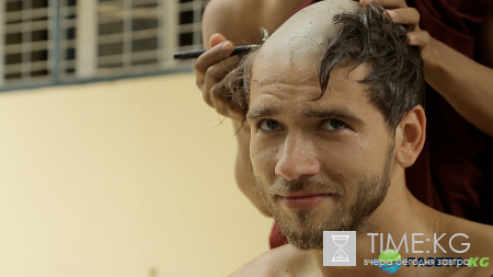 Ведущий «Орла и Решки» побрился налысо и ушел в монастырь (фото)