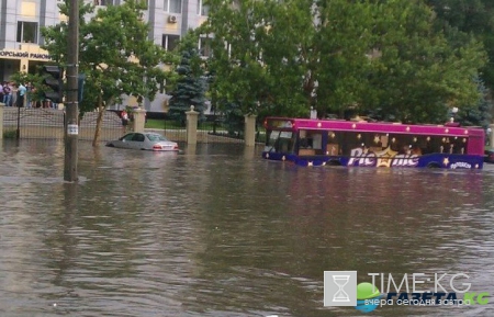 По затопленным улицам Одессы плавал катер (видео)