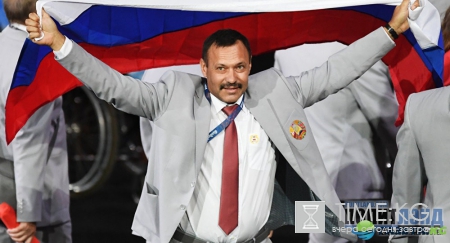 Сергей Шмаков подарил квартиру паралимпийцу Андрею Фомочкину за российский флаг