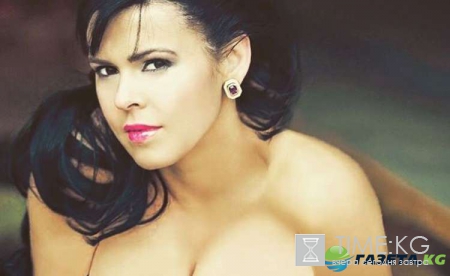 Шикарные буфера для Путина: итальянская певица разделась возле стен Кремля – видео будоражит соцсети