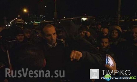 Украина озверела: протестующих давят машиной — шокирующие фото с митинга в Киеве Украина озверела: протестующих давят машиной — шокирующие фото с митинга в Киеве
