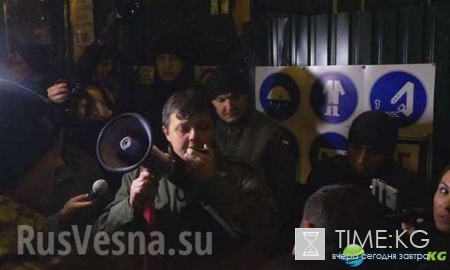 Украина озверела: протестующих давят машиной — шокирующие фото с митинга в Киеве Украина озверела: протестующих давят машиной — шокирующие фото с митинга в Киеве