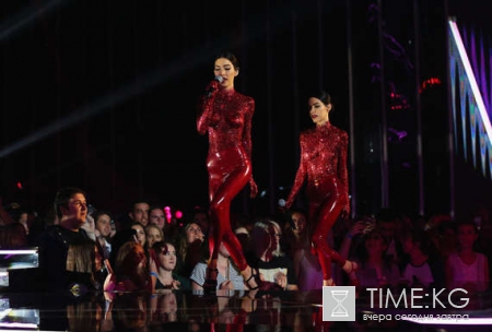 Блестки вместо одежды – новый тренд от «The Veronicas»: девушки заворожили зал своими колыхающимися «прелестями»