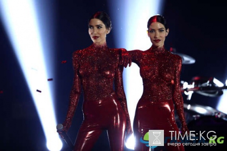 Блестки вместо одежды – новый тренд от «The Veronicas»: девушки заворожили зал своими колыхающимися «прелестями»