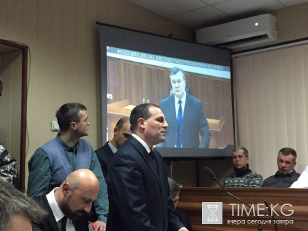 Допрос Януковича: мужчина читал свой доклад по бумажке на глазах у публики