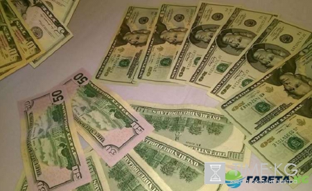 На фоне подорожания доллара, стоимость золота снижается