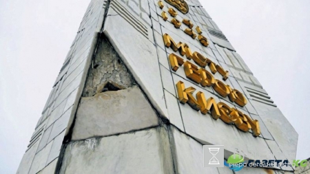 В Киеве разрушается «героический» обелиск (фото)