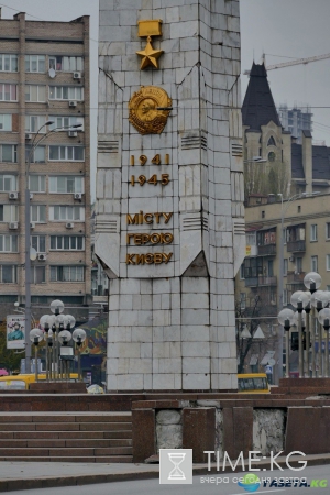 В Киеве разрушается «героический» обелиск (фото)