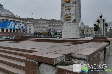 В Киеве разрушается «героический» обелиск (фото)