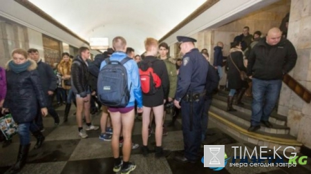 В киевском метро замечена группа в одних трусах (фото)