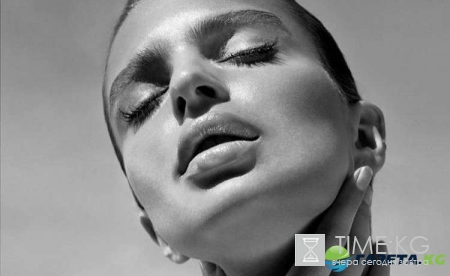 В сети появились дерзкие снимки Эмили Ратажковски: неприличные позы и оголенное тело взбудоражили самые тайные фантазии подписчиков