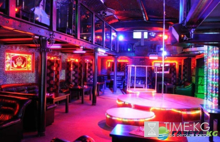 В Житомире полицейские устроили дебош в стрип-клубе (видео)