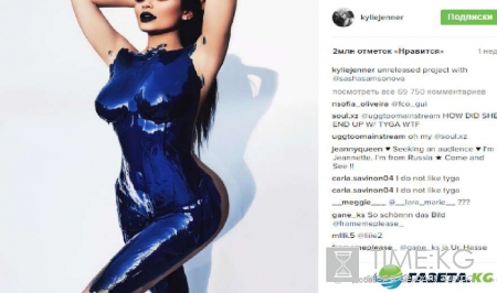 Юная сестра Ким Кардашьян «оседлала» мужчину и выставила напоказ голую грудь