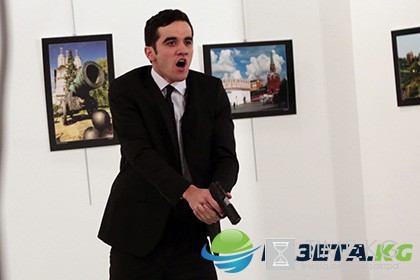 Посла Карлова застрелил офицер полиции: «Это месть за Алеппо. Мы умираем там, ты умрешь здесь»