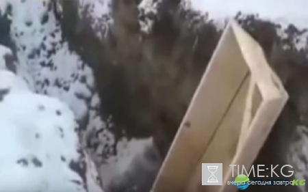 Бесчеловечность в Кемерово: гробы с бездомными массово выбрасывают в траншею – видео шокирует