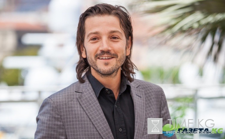 Диего Луна завлекает девушек танцами