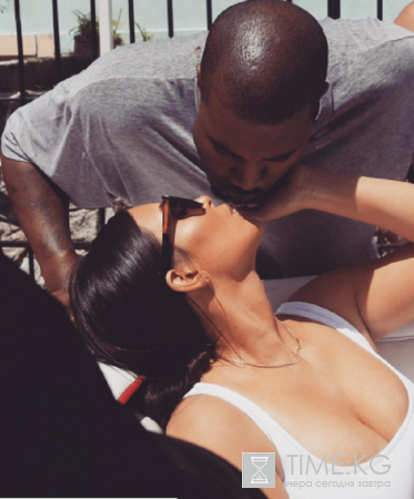 Ким Кардашьян не разрешает мужу видеться с детьми из-за прогрессирующей паранойи