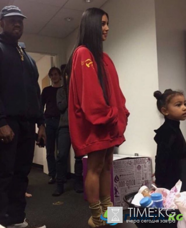 Ким Кардашьян отдала дань СССР, вырядившись в одежду российского дизайнера