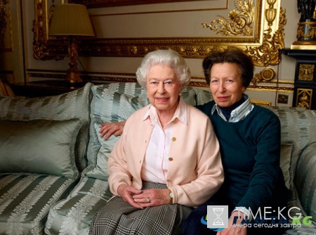 Королева Елизавета II с сыном позировали для снимка в честь юбилея