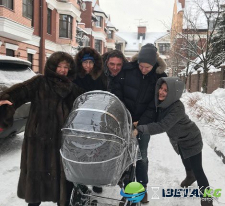 Ксения Собчак отправилась на первую прогулку с ребенком