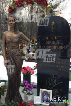 На могиле Жанны Фриске установили памятник и бронзовую скульптуру в полный рост певицы (ФОТО)