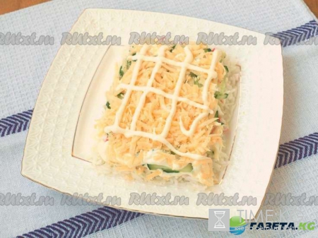 Салаты на Новый Год 2017 - простые и вкусные рецепты с фото: салат «1 января» и «Дед Мороз»