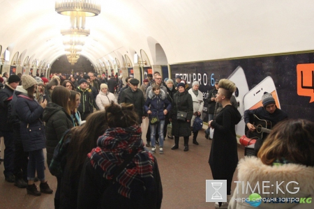 Украинская Леди Гага остановила киевский метрополитен (видео)