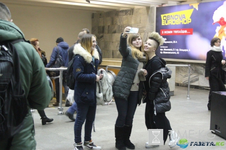 Украинская Леди Гага остановила киевский метрополитен (видео)