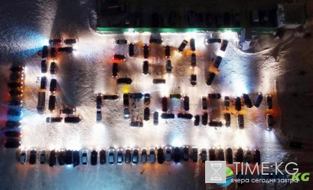 В Татарстане около 100 машин выстроились в новогоднюю гирлянду с надписью «С 2017 годом»