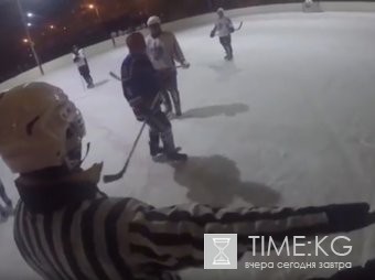 В Бурятии хоккеист едва не убил судью клюшкой во время матча (ВИДЕО)