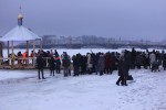 Сотни петербуржцев окунаются в ледяную воду