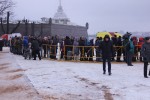 Сотни петербуржцев окунаются в ледяную воду