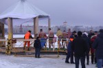 Сотни петербуржцев окунаются в ледяную воду