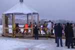 Сотни петербуржцев окунаются в ледяную воду
