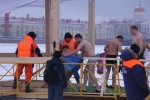Сотни петербуржцев окунаются в ледяную воду