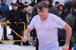 Сотни петербуржцев окунаются в ледяную воду