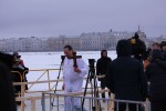 Сотни петербуржцев окунаются в ледяную воду