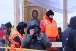 Сотни петербуржцев окунаются в ледяную воду