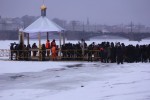 Сотни петербуржцев окунаются в ледяную воду