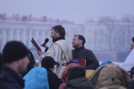 Сотни петербуржцев окунаются в ледяную воду