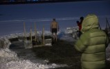 Сотни петербуржцев окунаются в ледяную воду